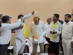 धनगर आरक्षणासाठी कृती समिती आक्रमक; निवेदन देत विखे पाटलांवर भंडारा उधळला