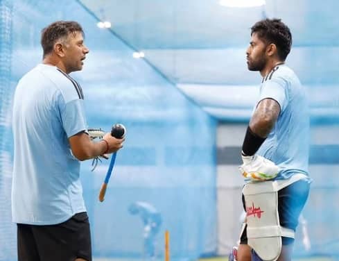 সূর্যকুমার যাদব এবারের এশিয়া কাপে এখনও পর্যন্ত কোনও ম্যাচে নামেননি। পাকিস্তান ম্যাচের আগে অবশ্য বেশ কিছুক্ষণ কোচ রাহুল দ্রাবিড়ের সঙ্গে দেখা গেল ডানহাতি ব্য়াটারকে।