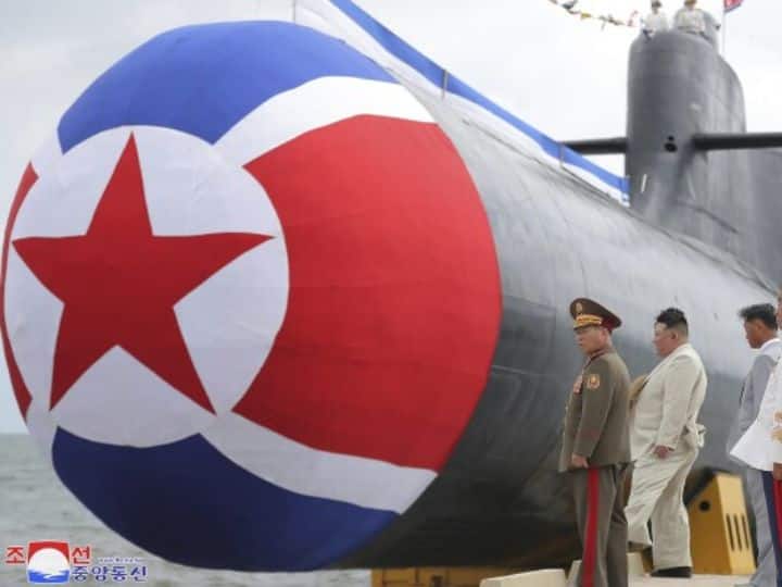 North Korea Tactical Nuclear Attack Submarine Launch Kim Jong Un North Korea Weapons: समुद्र में 'दहशत' फैलाएगा उत्तर कोरिया, पानी में उतारी परमाणु हथियारों से लैस पनडुब्बी!