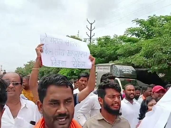 मोर्चात गृहमंत्री देवेंद्र फडणवीस यांच्या राजीनाम्याची मागणी करण्यात आली.