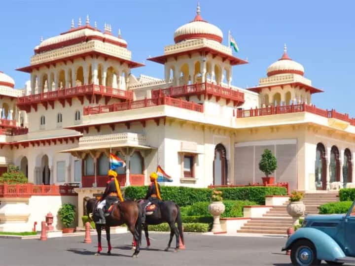 ताज रामबाग पॅलेस, (जयपुर) - जयपूरच्या रामबाग पॅलेसमध्ये राजस्थानच्या वारसाचे सौंदर्य आहे. प्री-वेडिंग फोटोशूटसाठीही हे हॉटेल उत्तम पर्याय आहे. येथील सुंदर राजस्थानी वास्तुकला ही येथील खासियत आहे जी लोकांना आकर्षित करते.