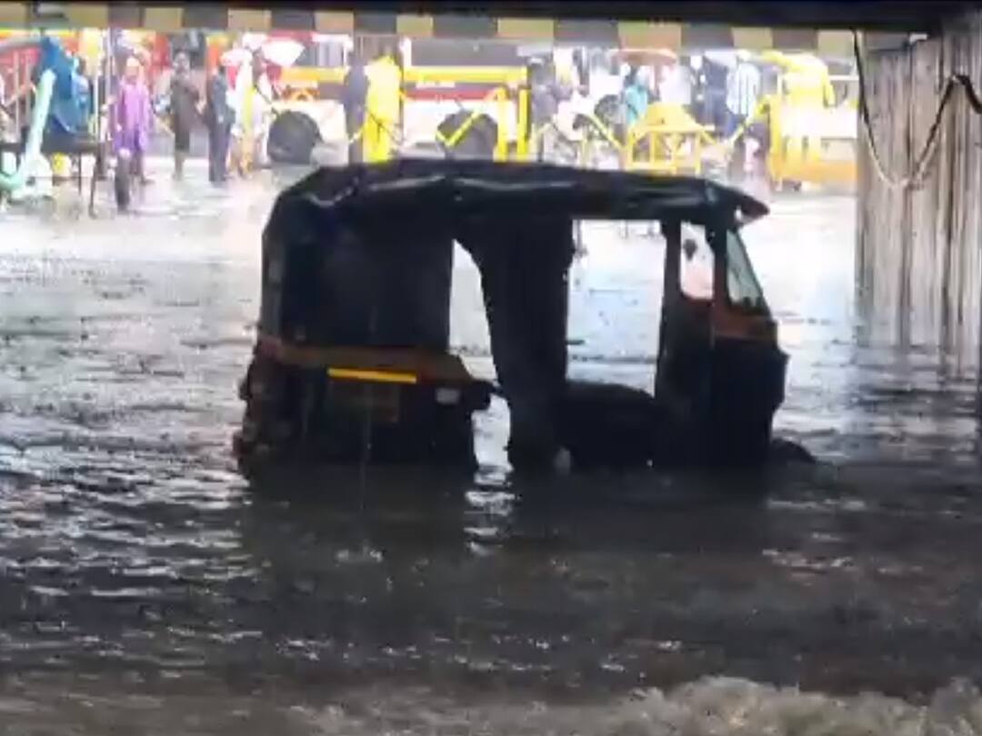 Mumbai Heavy rain western suburbs Andheri subway closed for traffic Mumbai Rain : मुंबईत पावसाची दमदार हजेरी; पश्चिम उपनगरांमध्ये मुसळधार पाऊस,अंधेरी सबवे वाहतुकीसाठी बंद