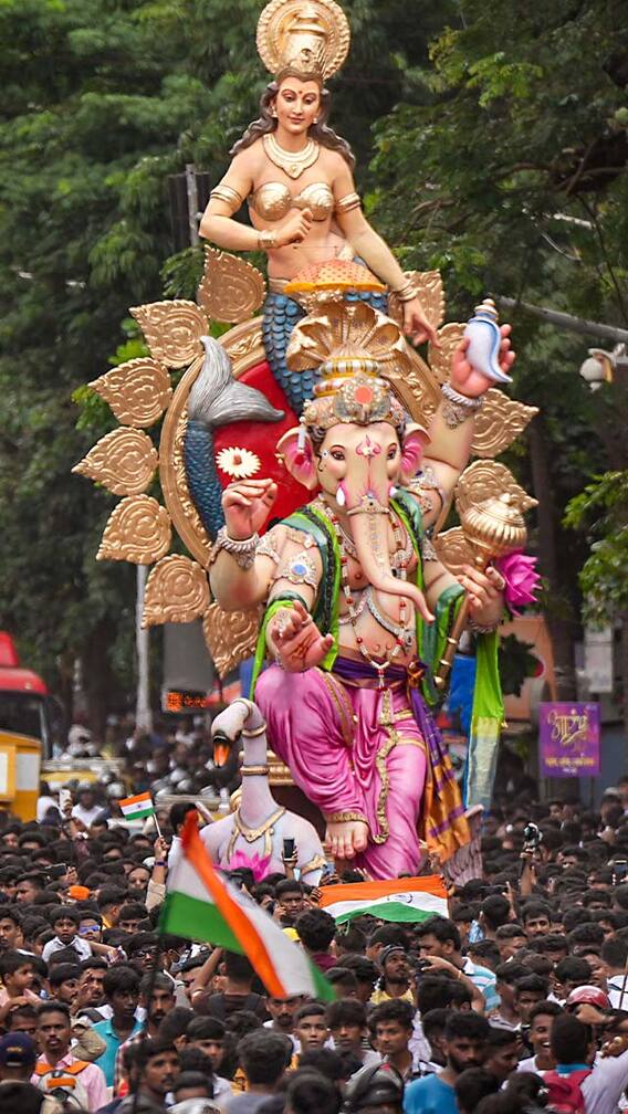 मुंबईत मंडळांच्या बाप्पांच्या आगमनाला सुरुवात!