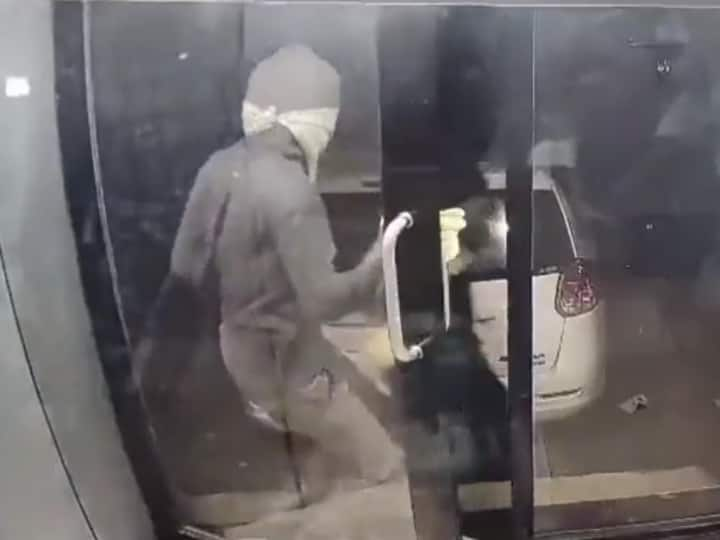 ATM Robbery Viral Video Thieves Looting ATM Machine Using Car In Maharashtra Beed District नकाबपोश चोरों ने शातिर अंदाज में की ATM मशीन की चोरी, जिसने देखा ये VIDEO, उसका घूम गया दिमाग