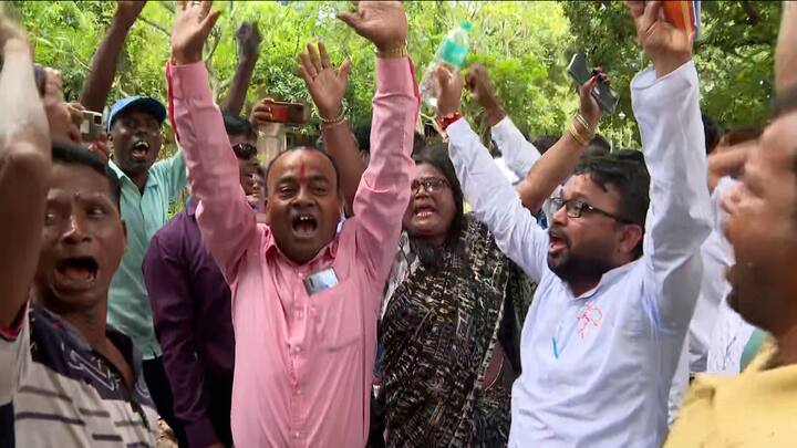 ২ বছরের ব্যবধান। বিজেপি বিধায়কের মৃত্যুতে এবার উপনির্বাচন হল ধূপগুড়িতে। ময়দানে ৩ পক্ষ। এখনও পর্যন্ত বিজেপি এগিয়ে থাকলেও গণনা শেষ হতে অনেকটা সময় বাকি।