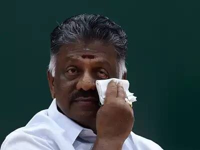முன்னாள் முதலமைச்சர் ஓ.பன்னீர்செல்வம், “திரைப்பட இயக்குநரும், திரைப்பட நடிகரும், வெளிப்படையாக பேசும் தன்மை கொண்டவரும், எதிர்நீச்சல் தொடர்மூலம் மக்கள் மனதில் இடம் பெற்றிருந்தவருமான தேனி மாவட்டத்தைச் சேர்ந்த திரு. மாரிமுத்து அவர்கள் இன்று திடீரென மாரடைப்பு ஏற்பட்டு காலமானார் என்ற செய்தியறிந்து ஆற்றொணாத் துயரமும், மிகுந்த மன வேதனையும் அடைந்தேன். திரு. மாரிமுத்து அவர்களின் இழப்பு திரைப்படத் துறைக்கு பேரிழப்பாகும். அவருடைய குடும்பத்திற்கும், திரைப்படத் துறையினருக்கும், ரசிகர்களுக்கும் எனது ஆழ்ந்த இரங்கலையும், அனுதாபத்தினையும் தெரிவித்துக் கொள்கிறேன்” என பதிவிட்டுள்ளார்.