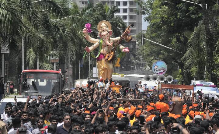 मुंबईत 12 हजारांवर सार्वजनिक गणेशोत्सव मंडळं तर 1 लाख 90 हजार ठिकाणी घरगुती गणेशोत्सव साजरा केला जातो.(Photo : PTI)