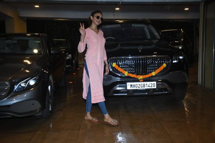Rakul posed with the car for paparazzi and also distributed sweets among them.