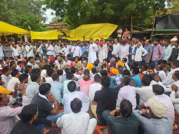 Ashok Gehlot Sports Minister Ashok Chandna on strike against Electricity crisis for farmers ann Rajasthan: CM गहलोत के मंत्री अशोक चांदना अपनी ही सरकार के अधिकारियों से परेशान, आमजन के साथ बैठे धरने पर 