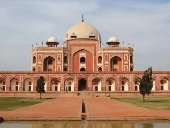 हुमायूं का मकबरा, दिल्ली - दिल्लीत असलेला हुमायूचा मकबरा त्याच्या सौंदर्यासाठी जगभरात ओळखला जातो. जर तुम्हाला लक्झरी वेडिंग सूट घ्यायचा असेल तर तुम्ही या ठिकाणला भेट दिली पाहिजे. मुघलकालीन इतिहासाने बनलेल्या या ठिकाणाचे सौंदर्य अप्रतिम आहे.