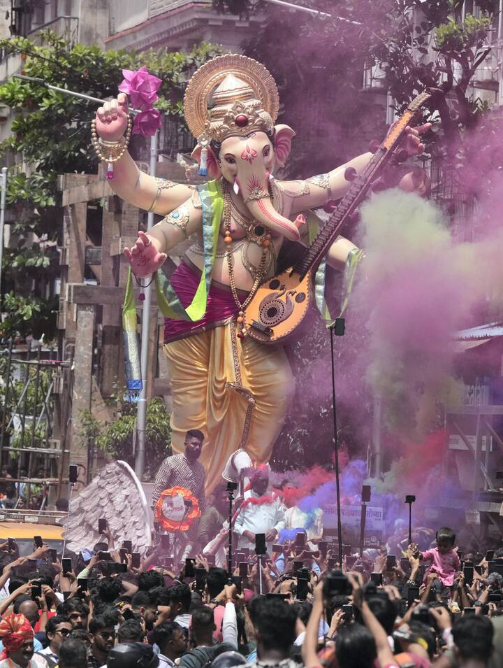 बाप्पाची मूर्ती नेताना मोठ्या प्रमाणात गर्दी होत असून वाजतगाजत मिरवणुका काढण्यात येत आहेत. (Photo : PTI)