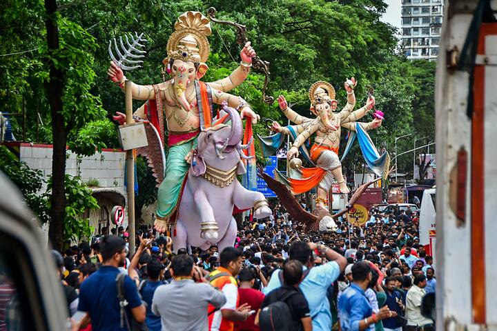 शनिवार, रविवारी मोठ्या गणपतींचं आगमन होणार असल्याने लालबाग, परळ परिसरात गर्दी पाहायला मिळणार आहे.(Photo : PTI)