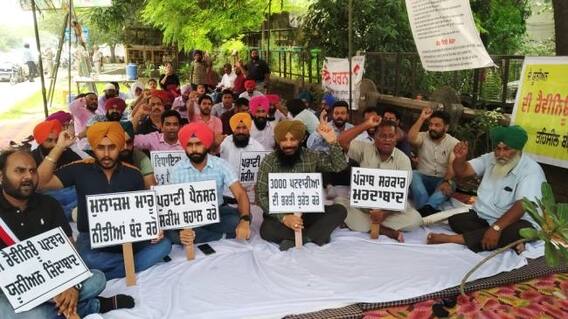 Patwari vs Govt: ਨਹੀਂ ਲੋਟ ਆ ਰਹੇ ਪਟਵਾਰੀ, ਸਰਕਾਰ ਨੇ ਦਿੱਤਾ ਵਾਧੂ ਚਾਰਜ ਤਾਂ 19 ਪਟਵਾਰੀਆਂ ਚੁੱਕਿਆ ਆਹ ਕਦਮ Patwari vs Govt: ਨਹੀਂ ਲੋਟ ਆ ਰਹੇ ਪਟਵਾਰੀ, ਸਰਕਾਰ ਨੇ ਦਿੱਤਾ ਵਾਧੂ ਚਾਰਜ ਤਾਂ 19 ਪਟਵਾਰੀਆਂ ਚੁੱਕਿਆ ਆਹ ਕਦਮ