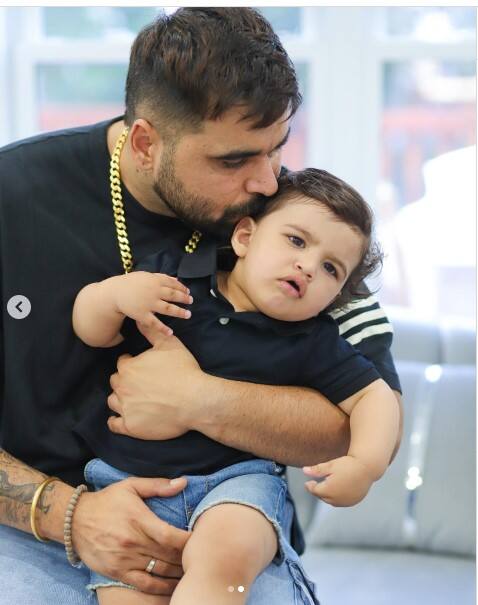 ਪੰਜਾਬੀ ਗਾਇਕ ਨਿੰਜਾ ਨੇ ਇਹ ਤਸਵੀਰਾਂ ਆਪਣੇ ਸੋਸ਼ਲ ਮੀਡੀਆ ਹੈਂਡਲ ਇੰਸਟਾਗ੍ਰਾਮ ਉੱਪਰ ਸ਼ੇਅਰ ਕਰਦੇ ਹੋਏ ਲਿਖਿਆ, ਸਾਡੇ ਪਰਿਵਾਰ ਲਈ ਖੁਸ਼ੀਆਂ ਲੈ ਕੇ ਆਉਣ ਵਾਲੇ ਨੂੰ ਜਨਮ ਦਿਨ ਮੁਬਾਰਕ #firstbirthday #nishaan #proudparents #thankful🙏...