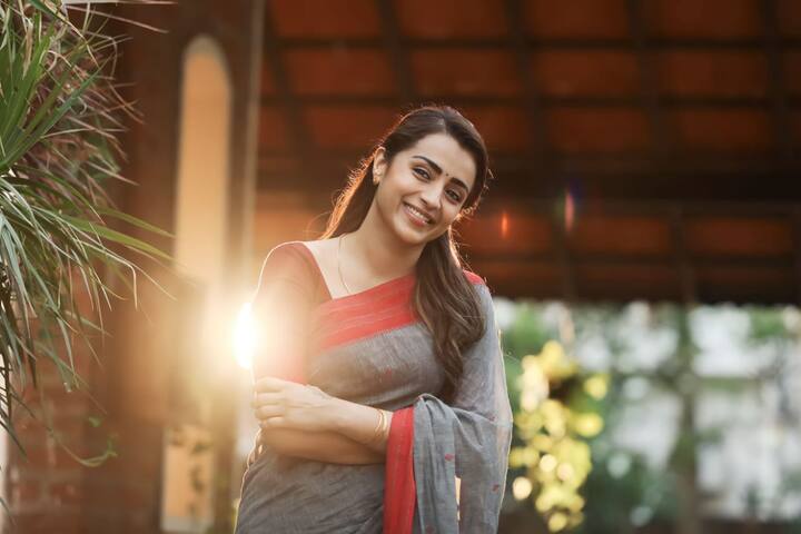 மிகுந்த எதிர்பார்ப்புக்கு இடையில் அக்டோபர் 19-ல் லியோ வெளியாக இருக்கும் நிலையில் அதற்கு இரண்டு வாரத்திற்கு முன்பே தி ரோட் படம் வெளியாவதால் திரிஷா ரசிகர்கள் மிகுந்த குஷியில் உள்ளார்கள். மேலும் திரிஷாவிற்க்கு