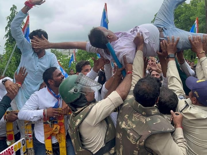 MP News: NSUI कार्यकर्ताओं ने भोपाल में घेरा शिक्षा मंत्री का बंगला, सीहोर में कलेक्ट्रेट का घेराव MP News NSUI workers surrounded Education Minister bungalow in Bhopal And Collectorate in Sehore Ann MP News: NSUI कार्यकर्ताओं ने भोपाल में घेरा शिक्षा मंत्री का बंगला, सीहोर में कलेक्ट्रेट का घेराव