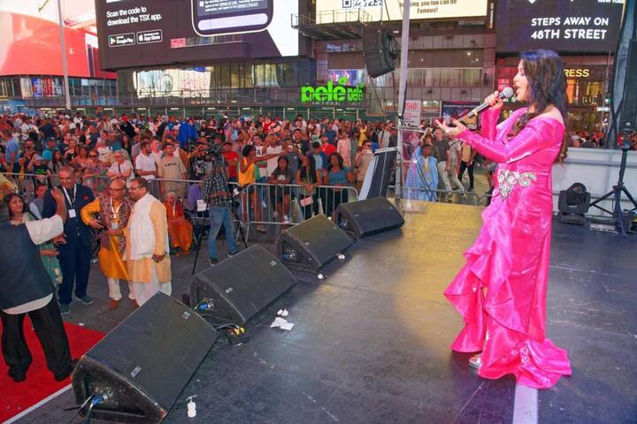 अमृता फडणवीस यांना न्यूयॉर्कचे महापौर यांच्यातर्फे महिला सक्षमीकरणासाठी त्यांनी जे अतुलनीय योगदान दिले त्यासाठी त्यांना विशेष प्रशस्तीपत्र देऊन गौरविण्यात आले.