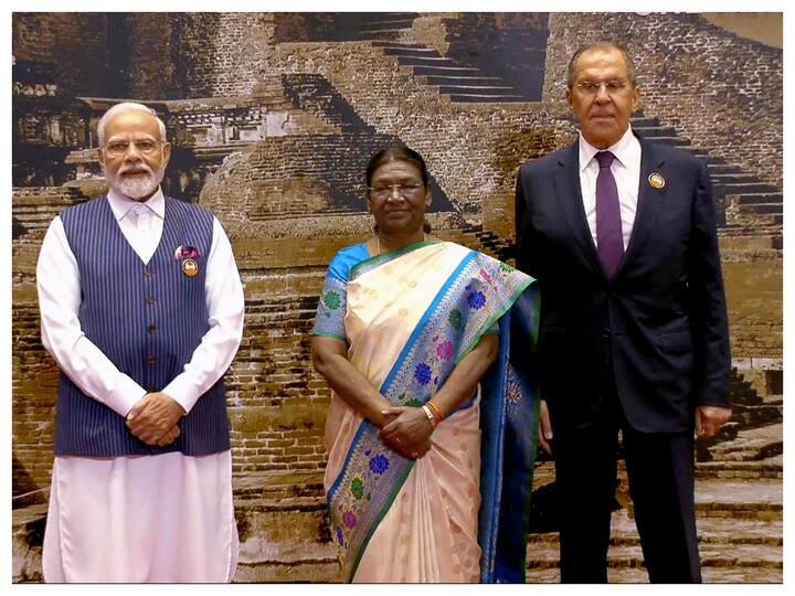 President Droupadi Murmu and Prime Minister Narendra Modi welcome Russian Foreign Minister Sergey Lavrov upon his arrival at the Bharat Mandapam for the G20 dinner. (Image: PTI)