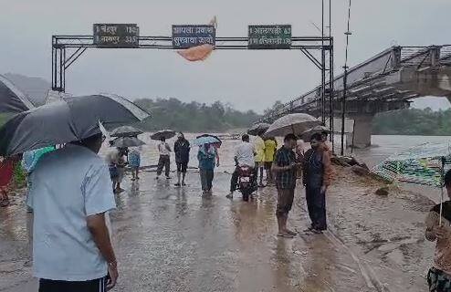 काही भागात जोरदार पावसामुळं नदी नाले ओसंडून वाहत आहेत.