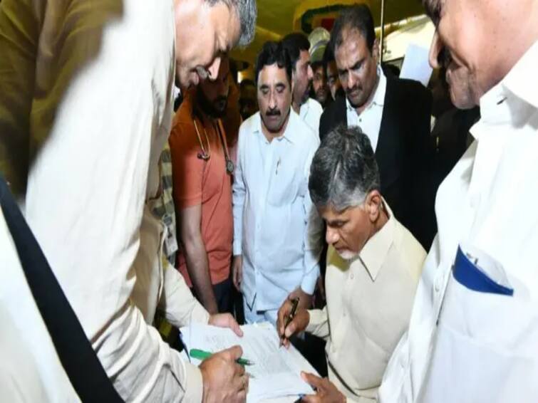 Chandrababu Naidu arrested amid high drama Special Protection Group stopped police Chandrababu Naidu Arrest: அதிகாலை சந்திரபாபுவை கைது செய்ய வந்த போலீஸ்.. தடுத்து நிறுத்திய எஸ்.பி.ஜி. ஃபோர்ஸ்.. பரபரப்பான 3 மணி நேரம்..!