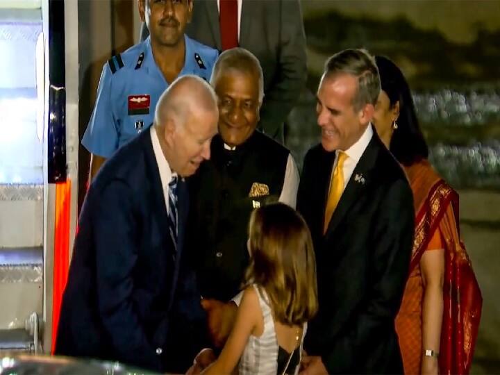 Joe Biden india visit for G20 Summit us president joe biden welcomed at delhi airport us ambasaddor eric garcetti with daughter maya garcetti कोण आहे ती चिमुकली, जिच्याशी दिल्ली विमानतळावर गप्पा मारताना दिसले अमेरिकेचे राष्ट्रपती जो बायडन?