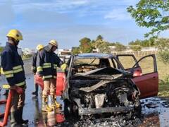 கரூர் தேசிய நெடுஞ்சாலையில் பற்றி எரிந்த கார்; அதிர்ஷ்டவசமாக உயிர் தப்பிய குடும்பம்