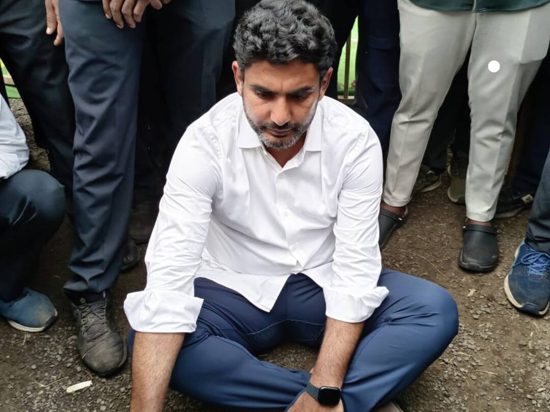 Lokesh left to see his Father TDP chief Chandrababu he was stopped by police and there was tension at ]padayatra in RajahmundryLokesh left to see his Father TDP chief Chandrababu he was stopped by police and there was tension at ]padayatra in Rajahmundry చంద్రబాబును చూసేందుకు బయల్దేరిన లోకేష్- అడ్డుకున్న పోలీసులు- పాదయాత్ర సైట్‌లో ఉద్రిక్తత