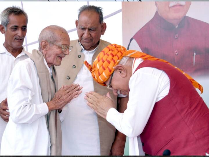 Haryana Manohar Lal Met the angry JJP MLA in Hisar, Ram Kumar Gautam said - 'That lion cub has eaten the roads' Haryana Politics: जजपा के नाराज विधायक से मिले मुख्यमंत्री तो गौतम बोले- 'वह तो शेर का बच्चा सड़कें ही खा गया'