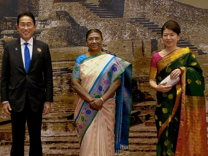 Japan First Lady Yuko Kishida arrives in traditional green saree for G20 Summit Dinner organised by draupadi murmu G20 Dinner: भारतीय वेशभूषा में रंगीं जापान की फर्स्ट लेडी युको किशिदा, हरी साड़ी में राष्ट्रपति मूर्मू के डिनर में पहुंचीं