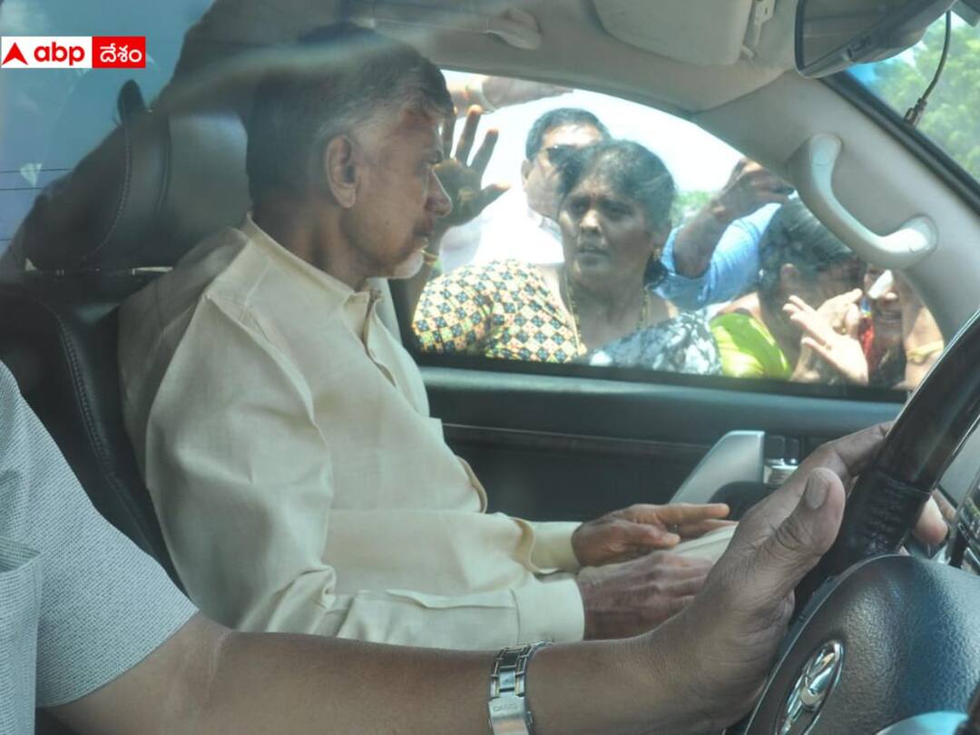 Chandrababu Reached SIT Office: తాడేపల్లి సిట్ ఆఫీసుకు చేరుకున్న చంద్రబాబు, పోలీసుల భారీ బందోబస్తు! Chandrababu Reached SIT Office in Tadepally in Skill Development Scam case Chandrababu Reached SIT Office: తాడేపల్లి సిట్ ఆఫీసుకు చేరుకున్న చంద్రబాబు, పోలీసుల భారీ బందోబస్తు!