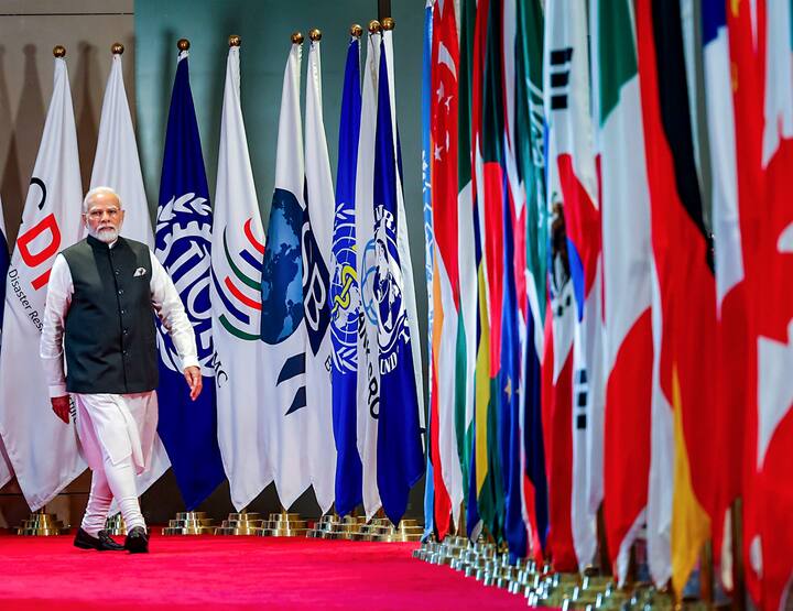 G20 Summit 2023: दिल्लीत दोन दिवसीय G-20 परिषदेला सुरुवात झाली आहे, यामध्ये सहभागी होण्यासाठी अनेक जागतिक नेते भारतात पोहोचले असून पंतप्रधान मोदींनी त्यांचं आदराने स्वागत केलं आहे. पाहूया फोटो...