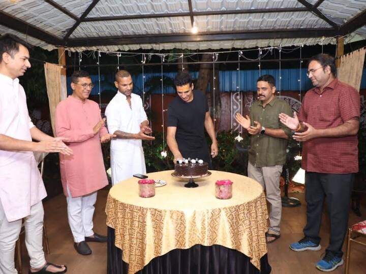 Akshay Kumar Reach Ujjain On 56th Birthday Take part in Bhasma Aarti In Mahakaleshwar Temple mp Cut cake with policemen Ann Akshay Kumar 56th Birthday: जन्मदिन पर अक्षय कुमार ने किए महाकाल के दर्शन, पुलिसकर्मियों के साथ काटा केक