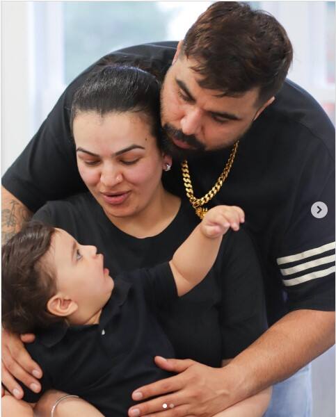 ਇਸ ਮੌਕੇ ਗਾਇਕ ਵੱਲੋਂ ਆਪਣੇ ਪਰਿਵਾਰ ਨਾਲ ਬੇਹੱਦ ਖਾਸ ਤਸਵੀਰਾਂ ਸ਼ੇਅਰ ਕੀਤੀਆਂ ਗਈਆਂ ਹਨ। ਜਿਨ੍ਹਾਂ ਨੇ ਪ੍ਰਸ਼ੰਸਕਾਂ ਦਾ ਧਿਆਨ ਆਪਣੇ ਵੱਲ ਖਿੱਚ ਲਿਆ ਹੈ। ਇਨ੍ਹਾਂ ਤਸਵੀਰਾਂ ਵਿੱਚ ਨਿੰਜਾ ਸਣੇ ਪਤਨੀ ਅਤੇ ਪੁੱਤਰ ਨਿਸ਼ਾਨ ਬਲੈਕ ਲੁੱਕ ਵਿੱਚ ਵਿਖਾਈ ਦੇ ਰਹੇ ਹਨ।