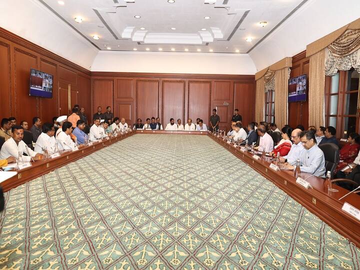 मनोज जरांगे पाटील (Manoj jarange patil) यांच्या शिष्टमंडळाची मुख्यमंत्री एकनाथ शिंदे (CM Eknath shinde) आणि उपमुख्यमंत्री देवेंद्र फडणवीस यांच्या उपस्थित सह्याद्री अतिथीगृहात मध्यरात्रीपर्यंत बैठक पार पडली.