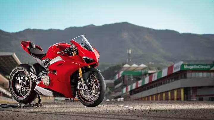 ਚੌਥੇ ਨੰਬਰ 'ਤੇ Ducati Paningal V4 S ਹੈ, ਜਿਸ 'ਚ 1103cc V4 ਇੰਜਣ ਹੈ। ਜੋ ਬਾਈਕ ਨੂੰ 299 km/h ਦੀ ਟਾਪ ਸਪੀਡ ਦੇਣ ਦੇ ਸਮਰੱਥ ਹੈ। ਇਸ ਬਾਈਕ ਦੀ ਐਕਸ-ਸ਼ੋਰੂਮ ਕੀਮਤ 33.06 ਲੱਖ ਰੁਪਏ ਹੈ।
