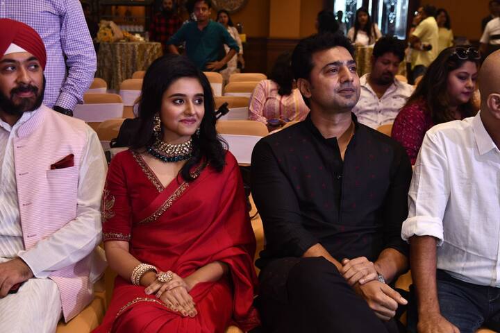 'যতীন্দ্রনাথ মুখোপাধ্যায় নিঃসন্দেহে সকলের অনুপ্রেরণা। তিনি তাঁর সাহসিকতা এবং আত্মত্যাগের জন্য প্রতিটি ভারতীয় যুবকের হৃদয়ে এখনও বেঁচে আছেন। দর্শকদের জন্য বাঘা যতীন আমাদের দুর্গা পুজোর উপহার।' বলছেন দেব।