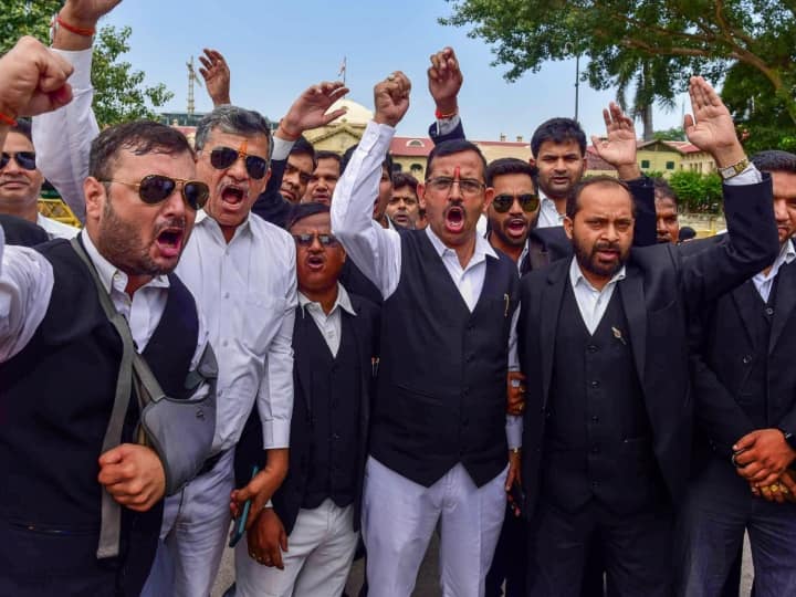 UP Advocate Strike: यूपी में वकीलों की हड़ताल खत्म, इस दिन काम पर लौटेंगे, लाठीचार्ज का विरोध रहेगा जारी Hapur Advocate Lathi Charge UP lawyers will return to work from September 11 protest continue also ANN UP Advocate Strike: यूपी में वकीलों की हड़ताल खत्म, इस दिन काम पर लौटेंगे, लाठीचार्ज का विरोध रहेगा जारी