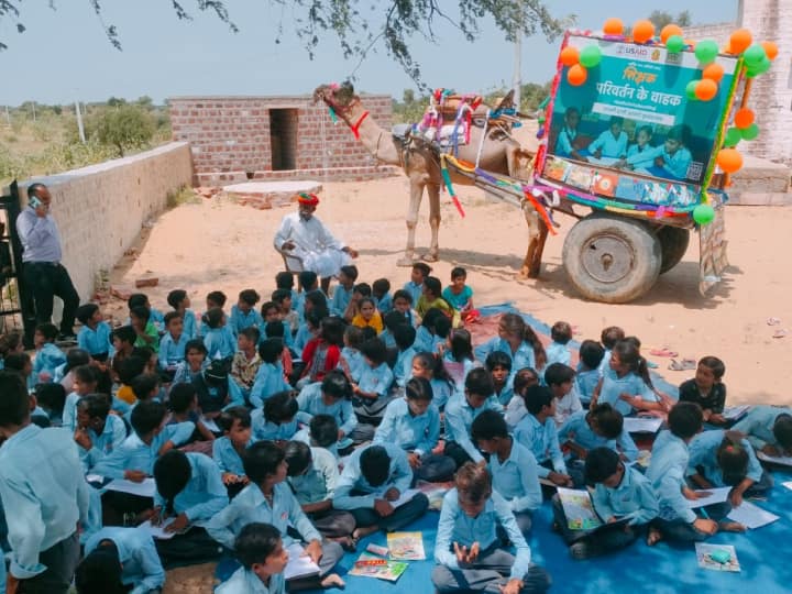 Rajasthan Jodhpur News education department started Room to Read Mobile Library ann Rajasthan Mobile Library: पश्चिमी राजस्थान में ऊंट गाड़ी मोबाइल लाइब्रेरी की शुरुआत, दूरदराज के गांव ढाणी में लगेगी चौपाल
