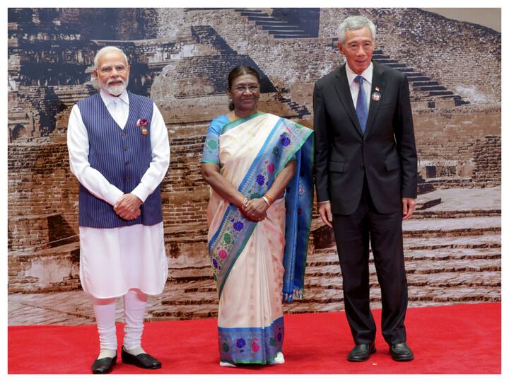 President Droupadi Murmu and Prime Minister Narendra Modi welcome Singapore's Prime Minister Lee Hsien Loong at the G20 dinner. (Image: PTI)