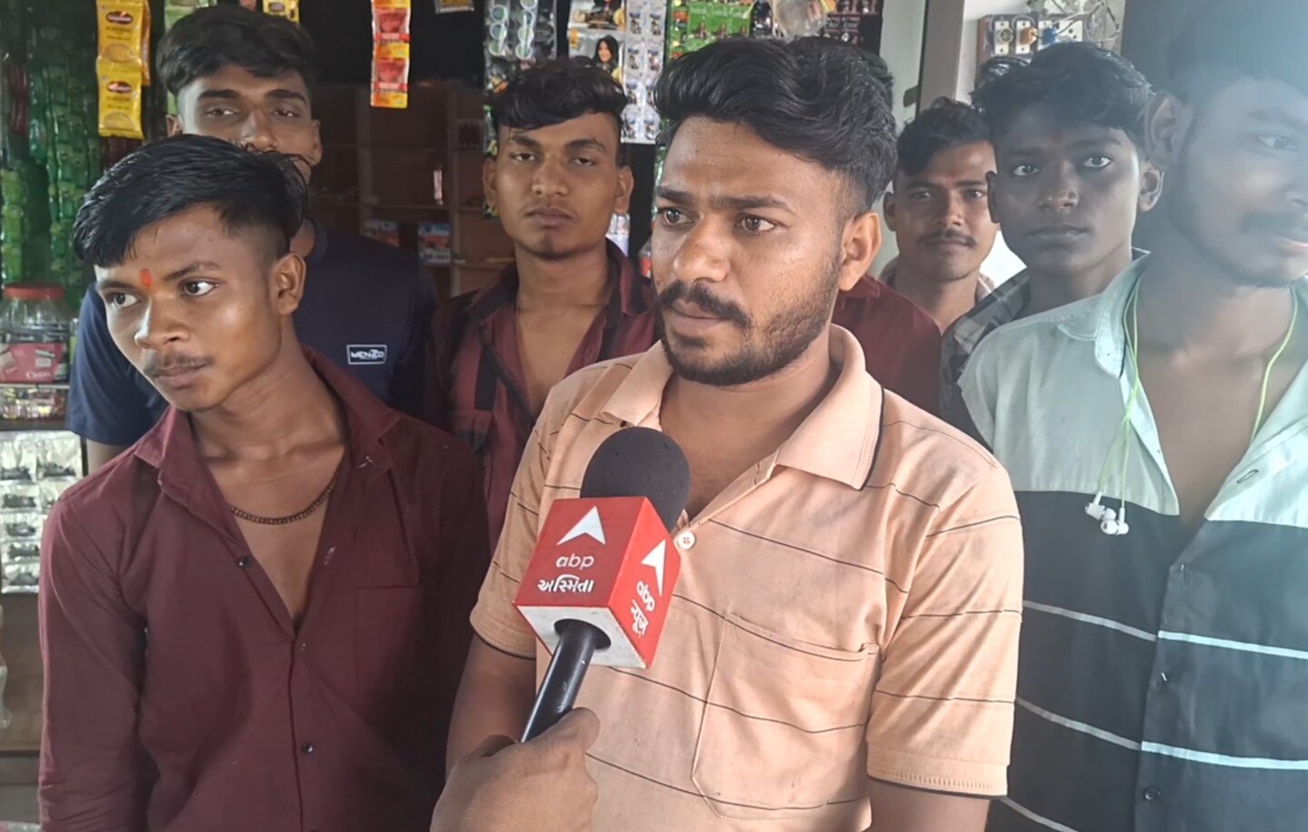 Chotaudepur: આદિવાસીઓ સાથે ખુલ્લી છેતરપિંડી!  સરકારી દુકાનમાં ગ્રાહકોને ઓછો જથ્થો આપતા જોવાનો વિડિયો વાયરલ થતા ચકચાર