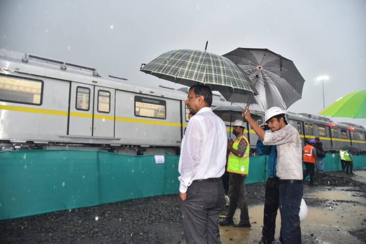 Indore Metro Train Gandhinagar depot Trial Safety Run conducted in the presence of MD Manish Singh ANN Indore Metro: बारिश के बीच गांधीनगर डिपो से बाहर निकली मेट्रो ट्रेन, MD मनीष सिंह की उपस्थिति में हुआ सेफ्टी रन