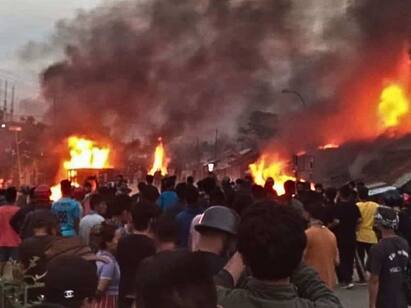Fresh violence reported in Manipur Tengnoupal district Pallel Manipur Violence: ராணுவத்திடம் தஞ்சம் புகுந்த பழங்குடிகள்.. அட்டூழியத்தில் ஈடுபட்ட பெண்கள்.. மணிப்பூரில் மீண்டும் பதற்றம்