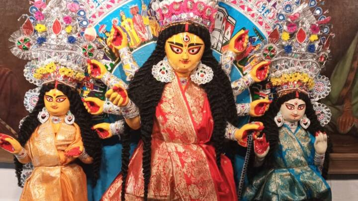 কথিত আছে, রামচন্দ্র স্ত্রী দুর্গাদাসীর পরামর্শে বাড়ির ঠাকুরদালানে ১৮৬০ সালে প্রথম দুর্গাপুজোর আয়োজন করেন। পরিবার সূত্রে জানা যায়, অসুরের কোমরবন্ধে এই সালেরই উল্লেখ আছে।
