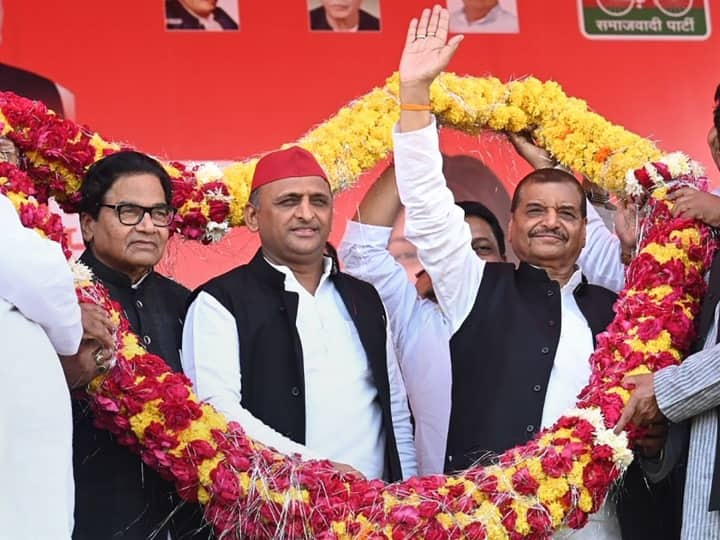 Ghosi Bypoll 2023 Saifai Mulayam Singh Yadav family seen united in Ghosi by-election Shivpal Singh Yadav Big Role In SP Victory Ghosi Bypoll 2023: घोसी उपचुनाव में 'सैफई परिवार' दिखा एकजुट, अखिलेश के फ्री हैंड देते ही चाचा शिवपाल ने दिलाई सपा को सफलता!