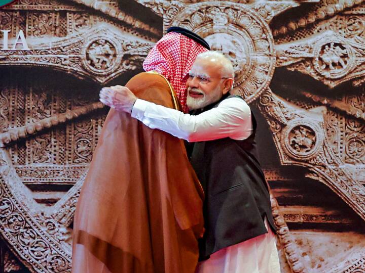 G20 Summit Delhi: दिल्ली के भारत मंडपम में शनिवार (9 सितंबर) से दो दिवसीय जी20 शिखर सम्मेलन शुरू हुआ. नेताओं के आयोजन स्थल पर पहुंचने पर प्रधानमंत्री नरेंद्र मोदी ने उनका गर्मजोशी से स्वागत किया.