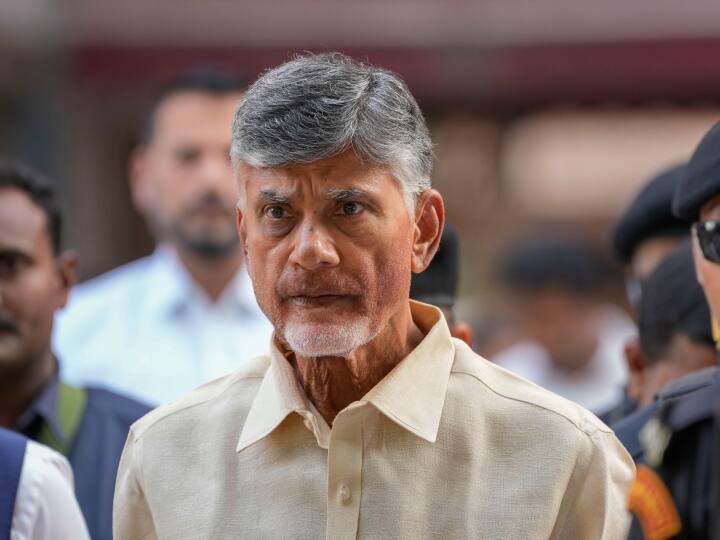 Chandrababu Naidu Arrest: आंध्र प्रदेश के पूर्व सीएम चंद्रबाबू नायडू गिरफ्तार, भ्रष्टाचार से जुड़े मामले में CID ने की कार्रवाई CID Serves Arrest Warrant to TDP chief and former Andhra Pradesh CM N Chandrababu Naidu Chandrababu Naidu Arrest: आंध्र प्रदेश के पूर्व सीएम चंद्रबाबू नायडू गिरफ्तार, भ्रष्टाचार से जुड़े मामले में CID ने की कार्रवाई