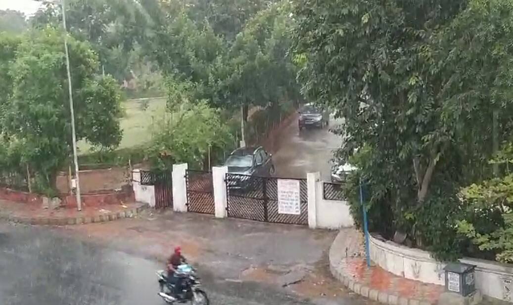 Rain in Ahmedabad since early morning, know what the meteorological department has predicted Ahmedabad Rains: અમદાવાદમાં વહેલી સવારથી વરસાદ, જાણો હવામાન વિભાગે શું કરી છે આગાહી