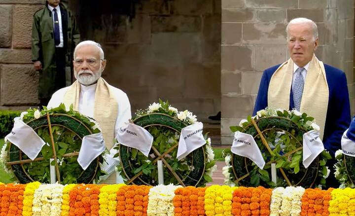 জি ২০-র মঞ্চে প্রধানমন্ত্রীর নেমপ্লেটের পর রাজঘাটে মোদির পুষ্পার্ঘ্যতেও ইন্ডিয়ার বদলে ভারত। লেখা হল, 'প্রাইম মিনিস্টার অফ দ্য রিপাবলিক অফ ভারত। 'রিপাবলিক অফ ইন্ডিয়া' নয়, 'রিপাবলিক অফ ভারতে'র প্রধানমন্ত্রীর তরফে পুষ্পার্ঘ্য।