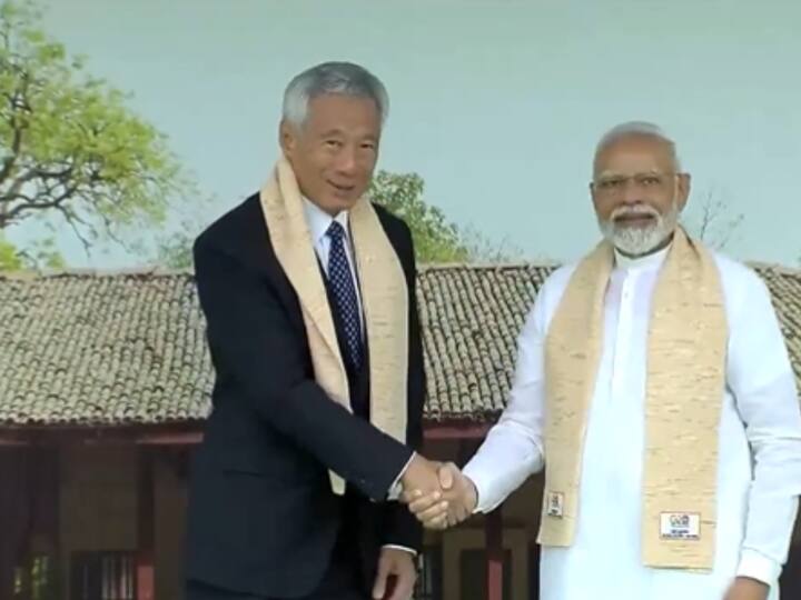 PM Modi gave a warm welcome to the Prime Minister of Singapore, Lee Hsien Loong, and also gifted him a shawl. (Image Source: Twitter/@ANI)