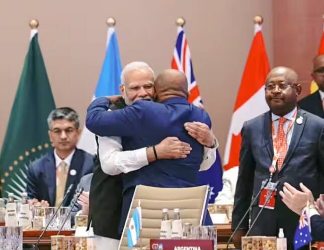 G20 Summit India: ਭਾਰਤ 'ਚ ਆਯੋਜਿਤ ਜੀ-20 ਸੰਮੇਲਨ ਨੂੰ ਕਈ ਮਾਇਨਿਆਂ 'ਚ ਸਫਲ ਮੰਨਿਆ ਜਾ ਰਿਹਾ ਹੈ। ਸਮਾਗਮ ਦੌਰਾਨ ਕਈ ਇਤਿਹਾਸਕ ਪਲ ਕੈਮਰੇ 'ਚ ਕੈਦ ਹੋਏ, ਤਸਵੀਰਾਂ ਤੁਹਾਡੇ ਸਾਹਮਣੇ ਹਨ।